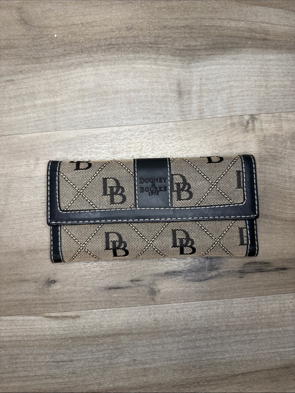 Dooney & Bourke Tan and Black Signature Continental Wallet. NWOT - Picture 2 of 7